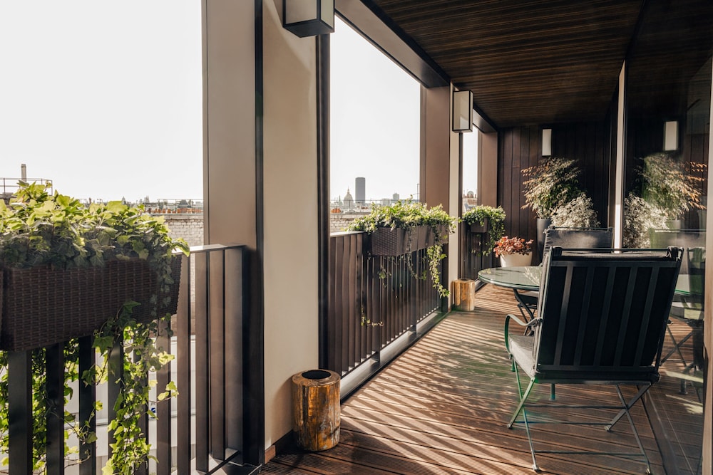 Executive Room, Terrace thumbnail 6
