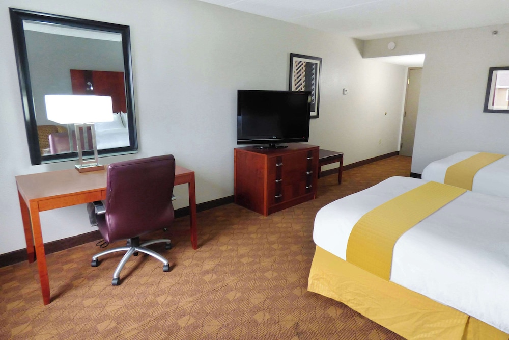 Room, 2 Double Beds, Non Smoking - Photo 1