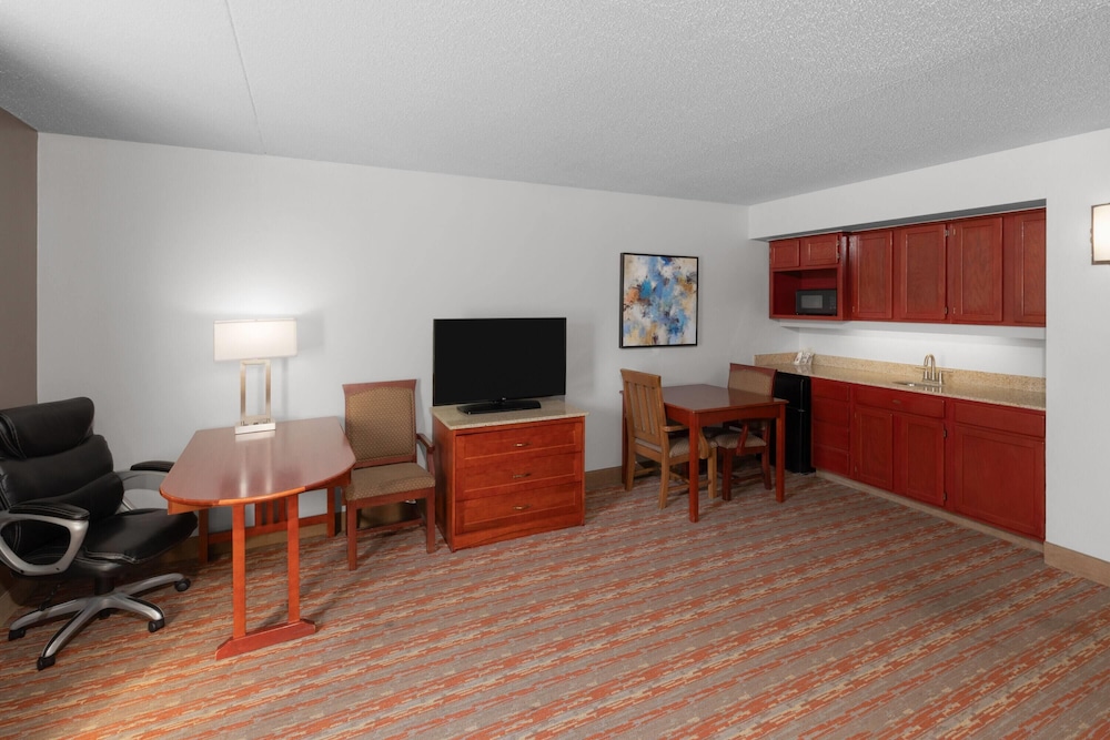 Deluxe Suite, 1 King Bed, Non Smoking (First Floor) - Photo 2