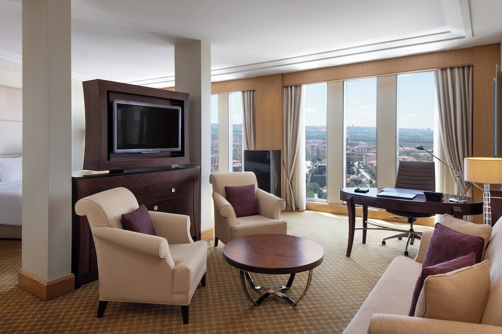 Executive Suite, 1 King Bed, Smoking, City View