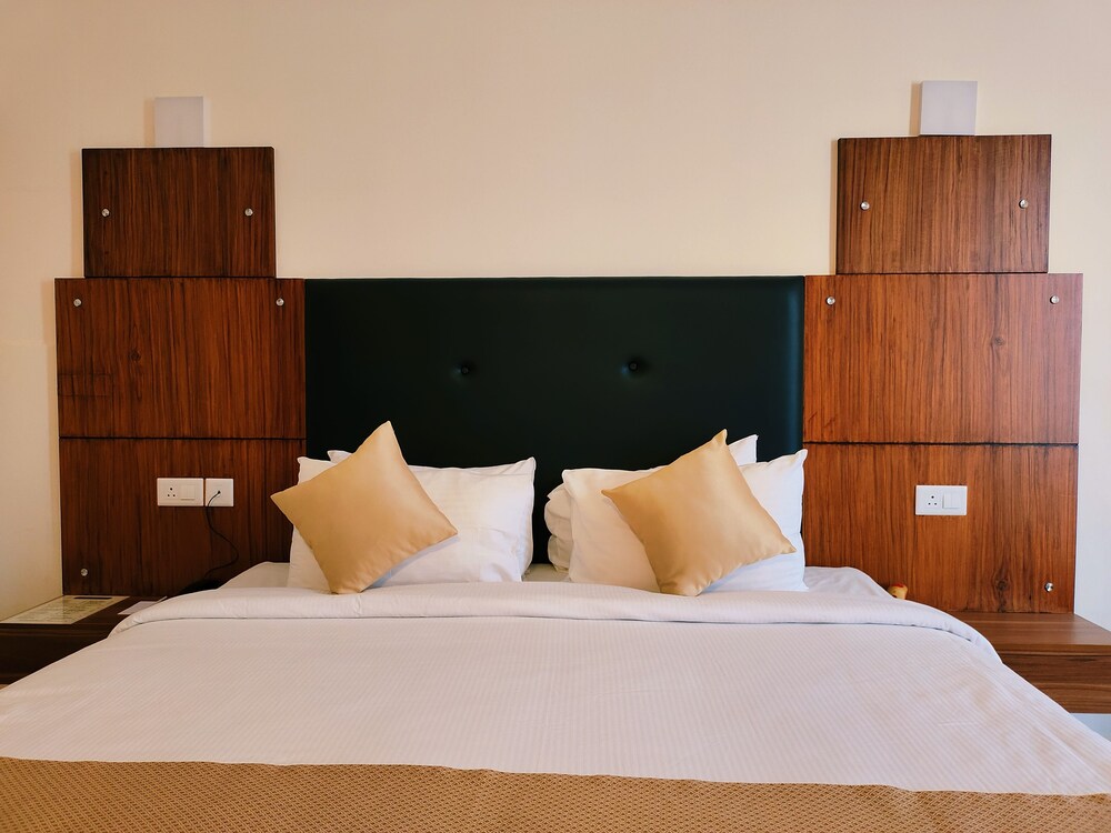 Deluxe Room, 1 King Bed - Photo 1