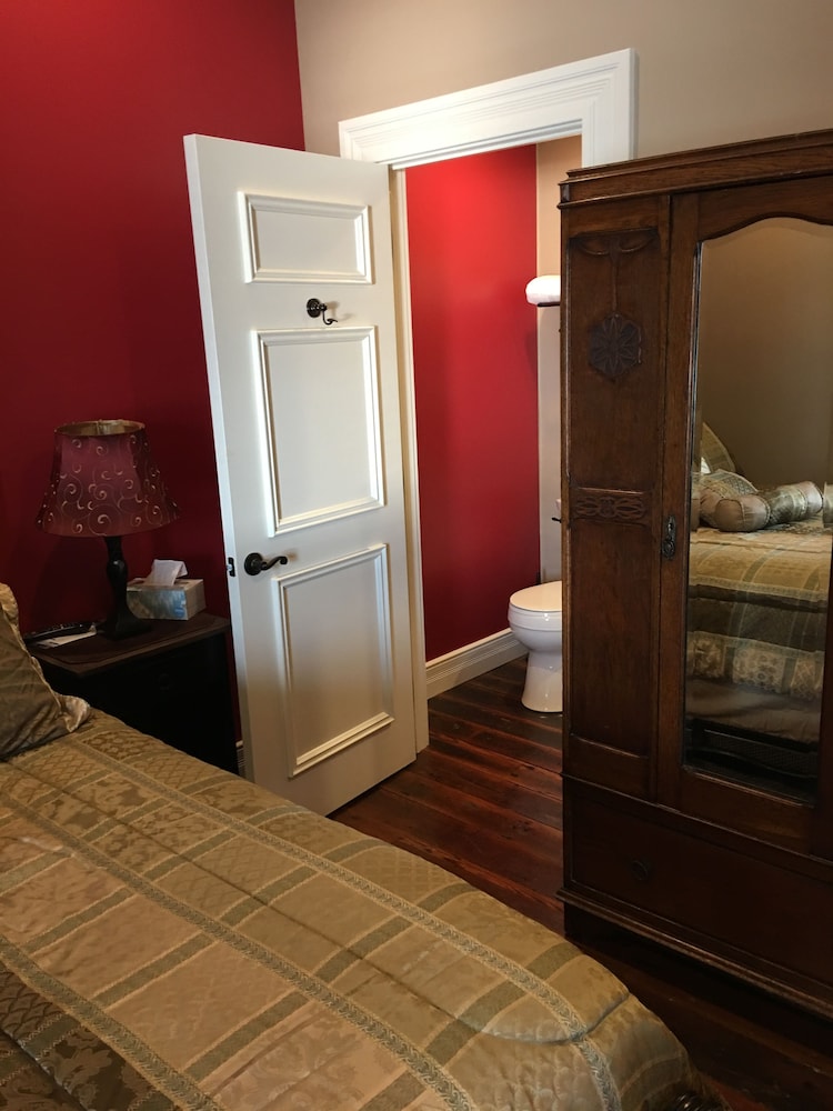 Deluxe Room, 1 Queen Bed photo 3