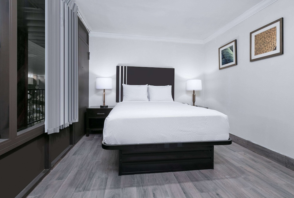 Suite, 1 Queen Bed, Non Smoking, Pool View (Interior) - Photo 1