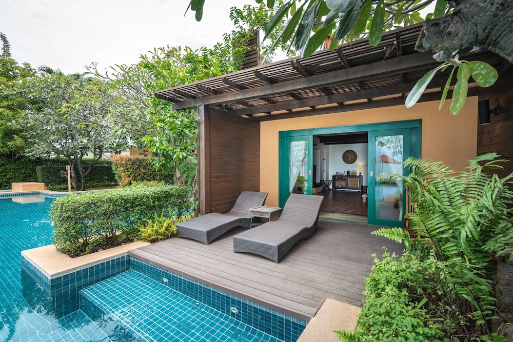 Beachfront Pool Access Suite - Photo 6