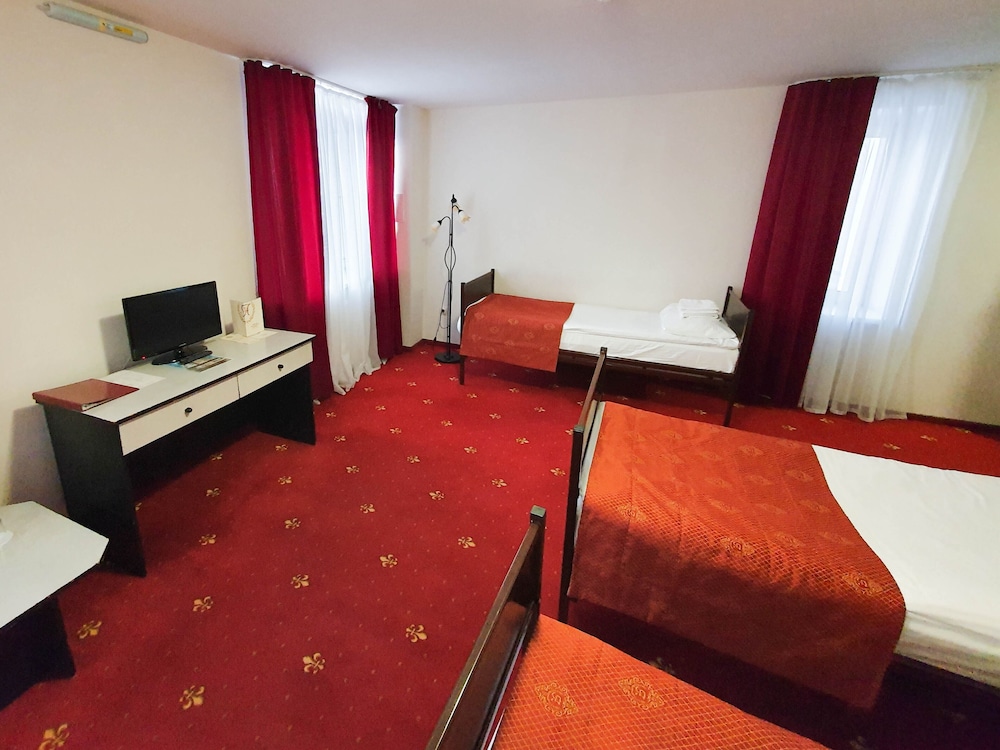 Economy Triple Room, 3 Twin Beds photo 2