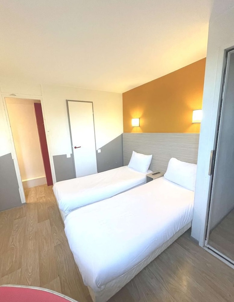 Standard Room, Multiple Beds photo 3