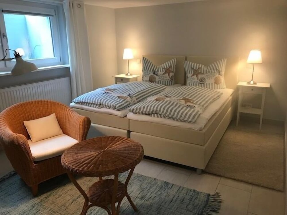 Apartment, Private Bathroom (Beach House Sunrise) photo 2