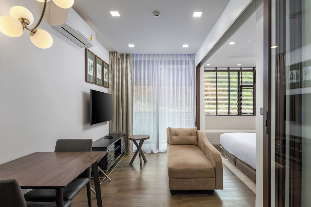 Premier Room, 1 King Bed - Photo 7
