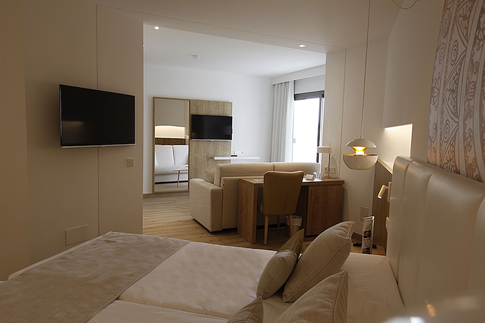 Premium Suite, Jetted Tub (1) photo 2