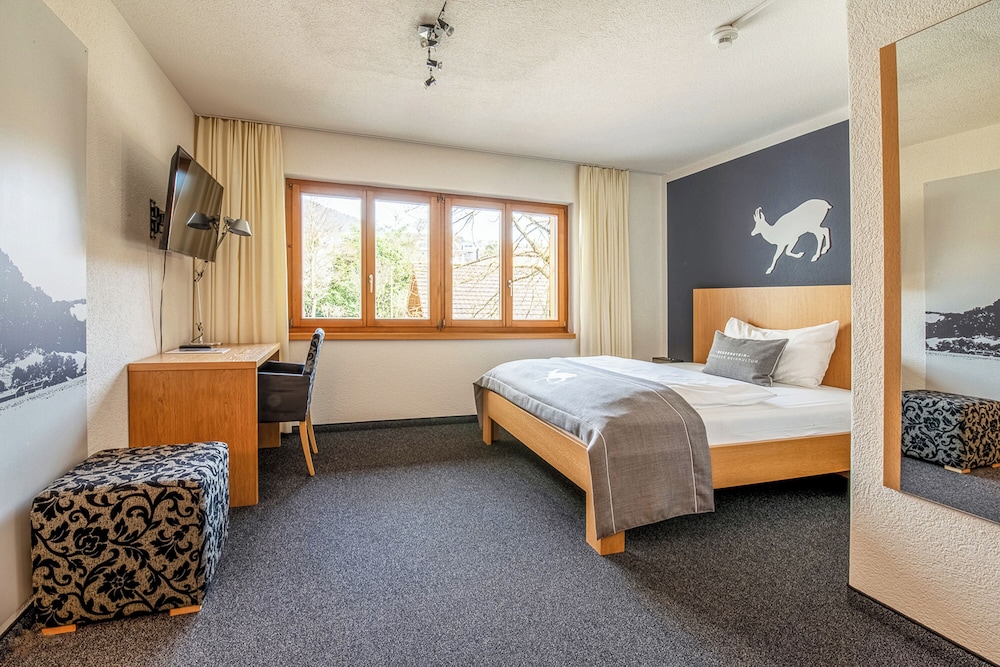 Economy Room, 1 Queen Bed - Photo 10