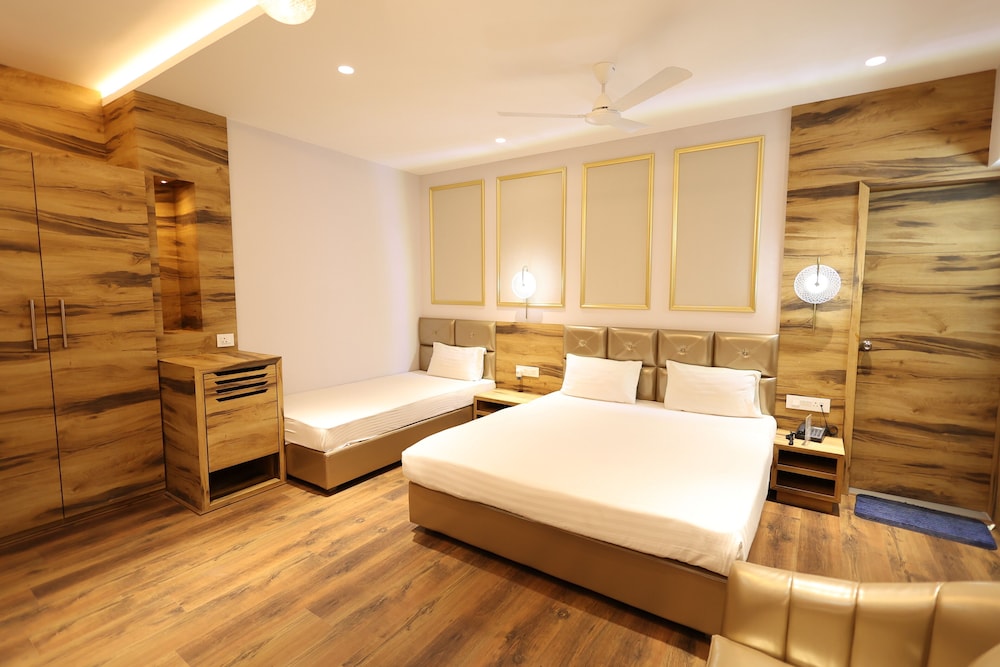 Family Room, 1 King Bed, Smoking, City View photo 2