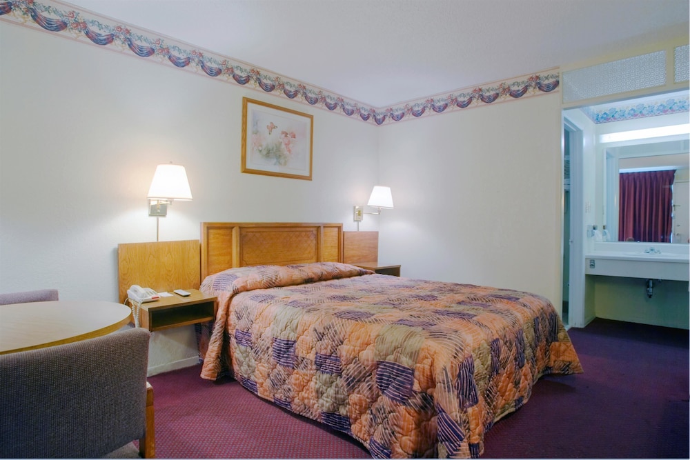 Room, 1 King Bed - Photo 2