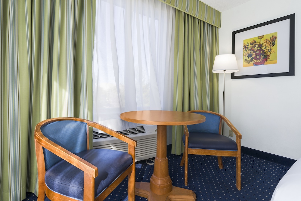 Premium Double Queen Room, Corner View - Photo 5