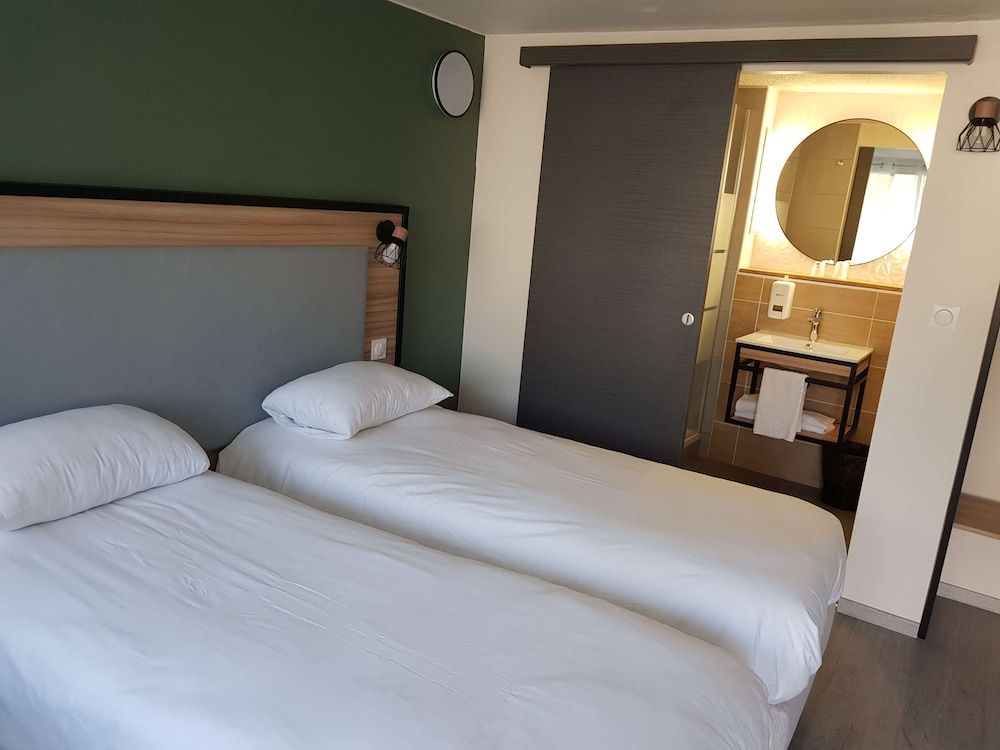 Standard Room, 2 Twin Beds - Photo 1