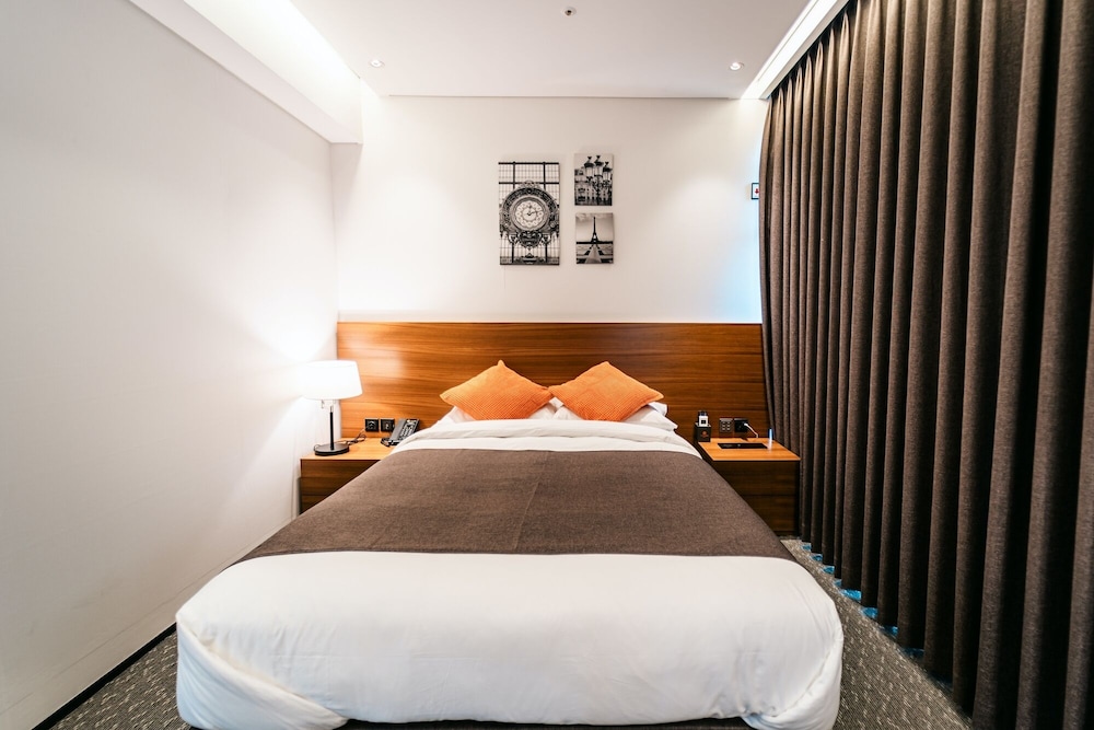 Standard Double Room - Photo 8