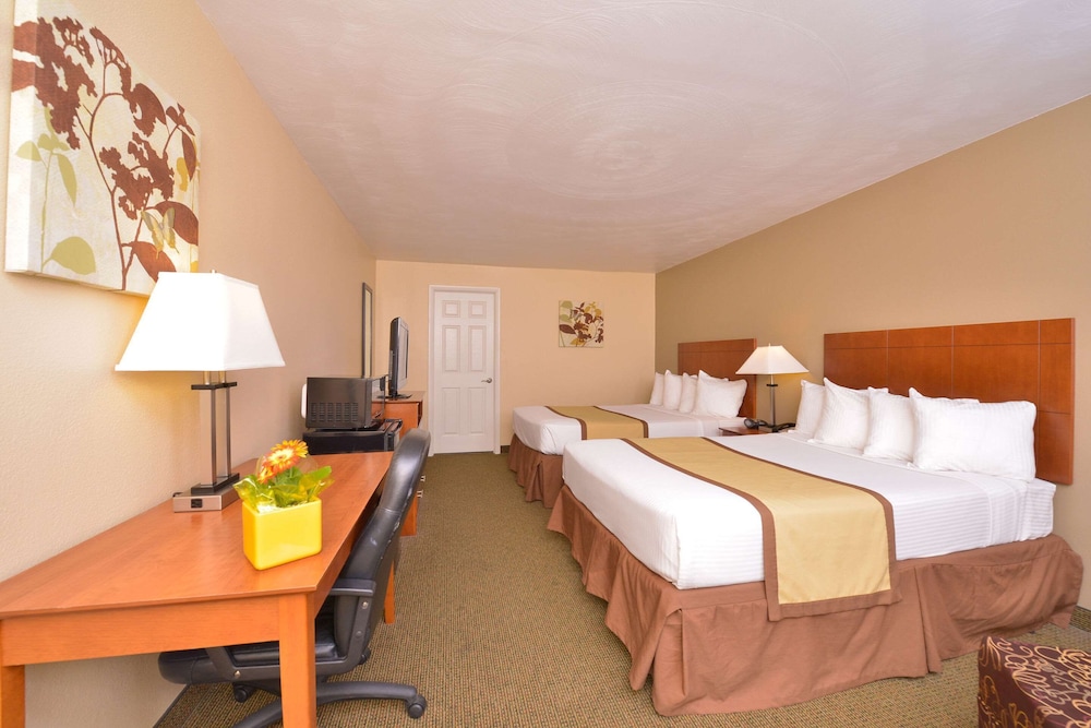 Standard Room, 2 Queen Beds, Non Smoking - Photo 6
