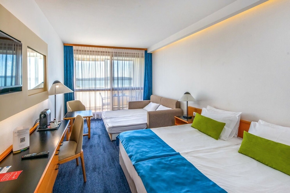 Deluxe room with extra bed photo 3