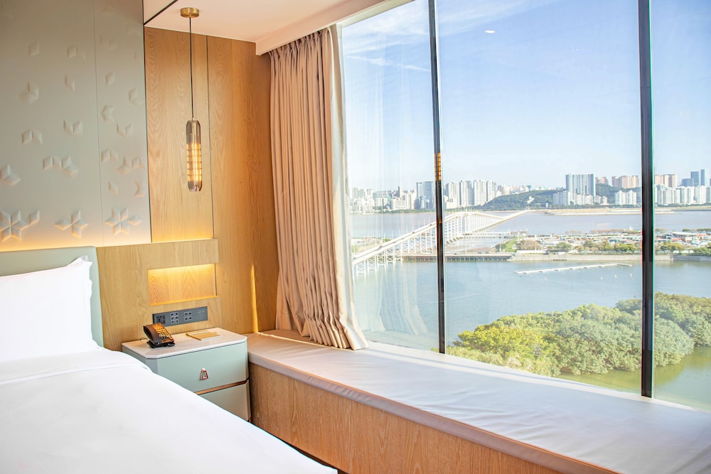 Emperor (Treasure Island) Fireworks Sea View Suite photo 3
