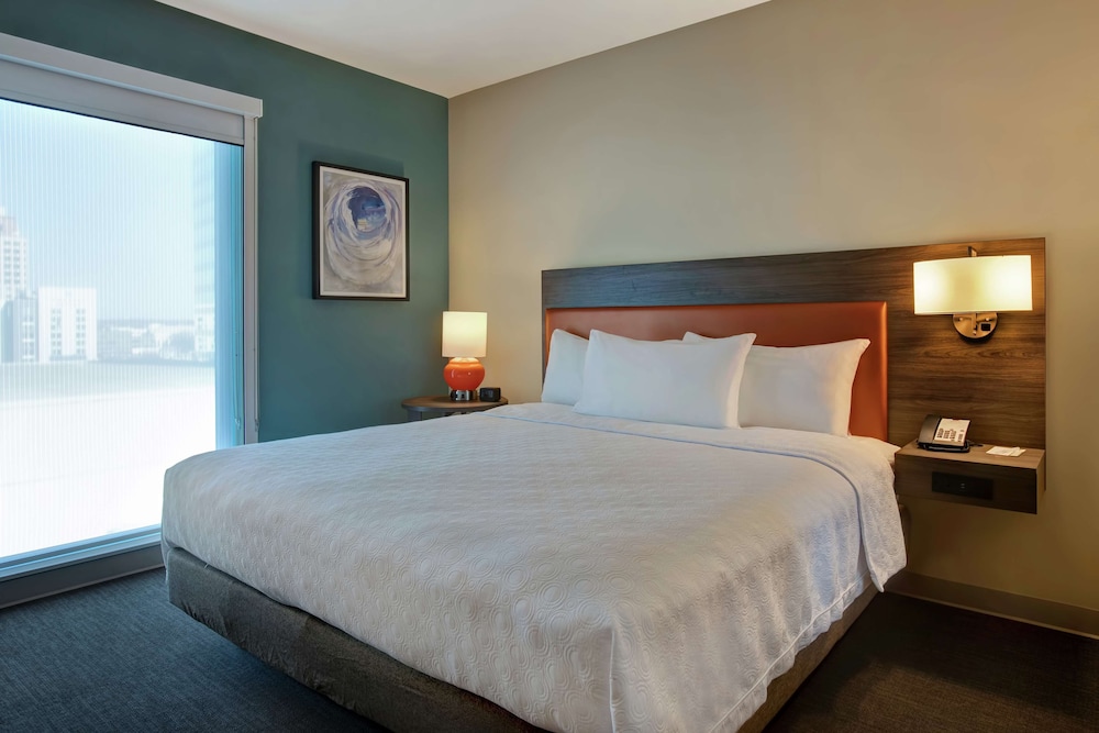 Studio, 1 King Bed, Accessible (Mobility & Hearing, Roll-in Shower) photo 3