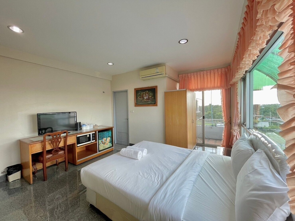 Deluxe King Room with Bathtub photo 1