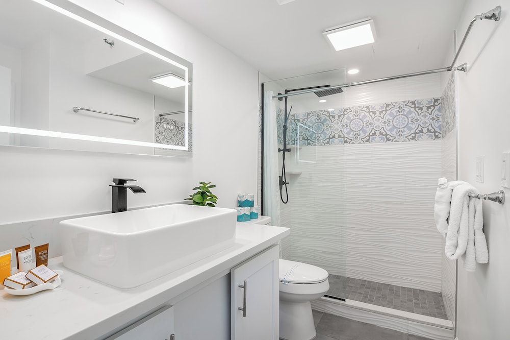 Premium Remodeled Condo with Ocean View and Parking: Condo, 1 Bedroom, Ocean View (0120) photo