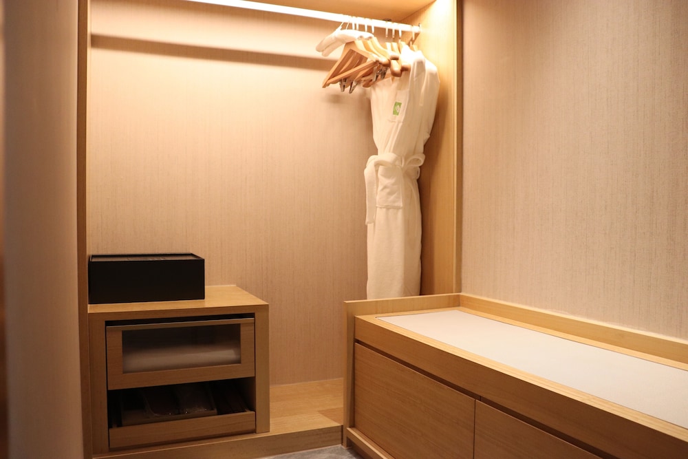 Deluxe Room, 1 King Bed (Courtyard)