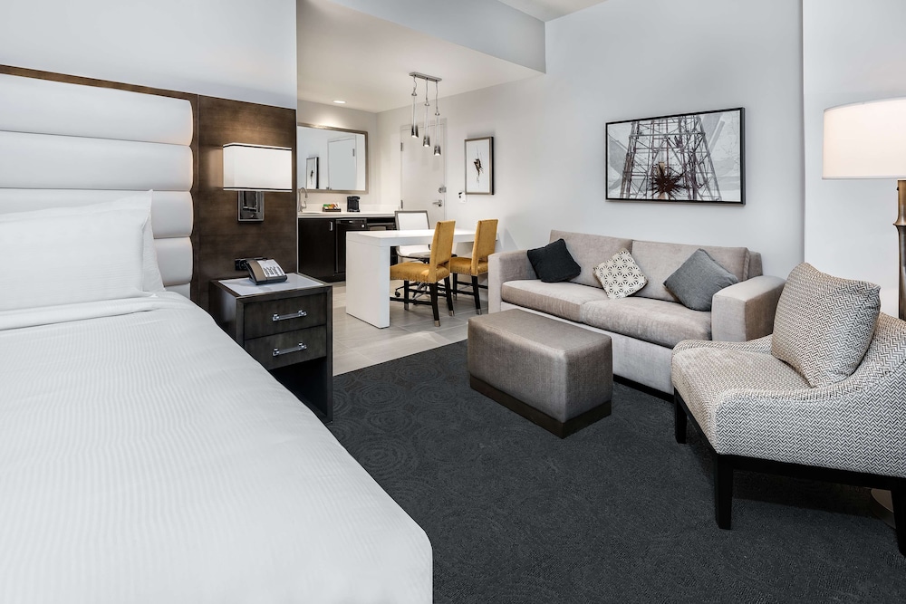 Suite, 1 King Bed, Accessible, Non Smoking (Hearing) photo 1