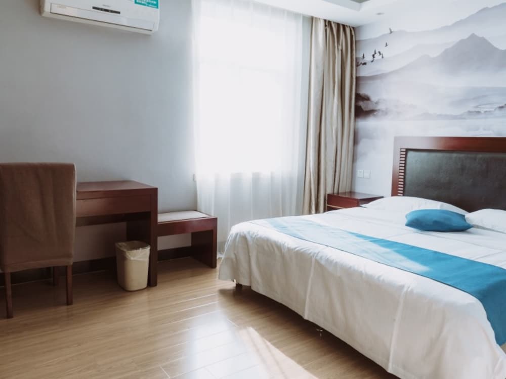 Superior Room, 1 King Bed photo 2