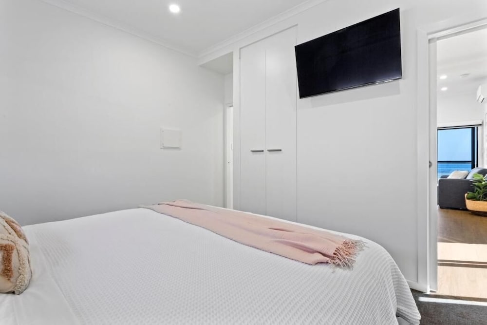 Apartment, 1 King Bed, Beach View photo 3