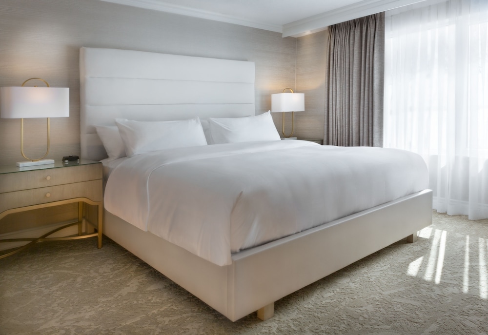 Signature Suite, 1 King Bed With Sofa Bed, Lake View photo 2