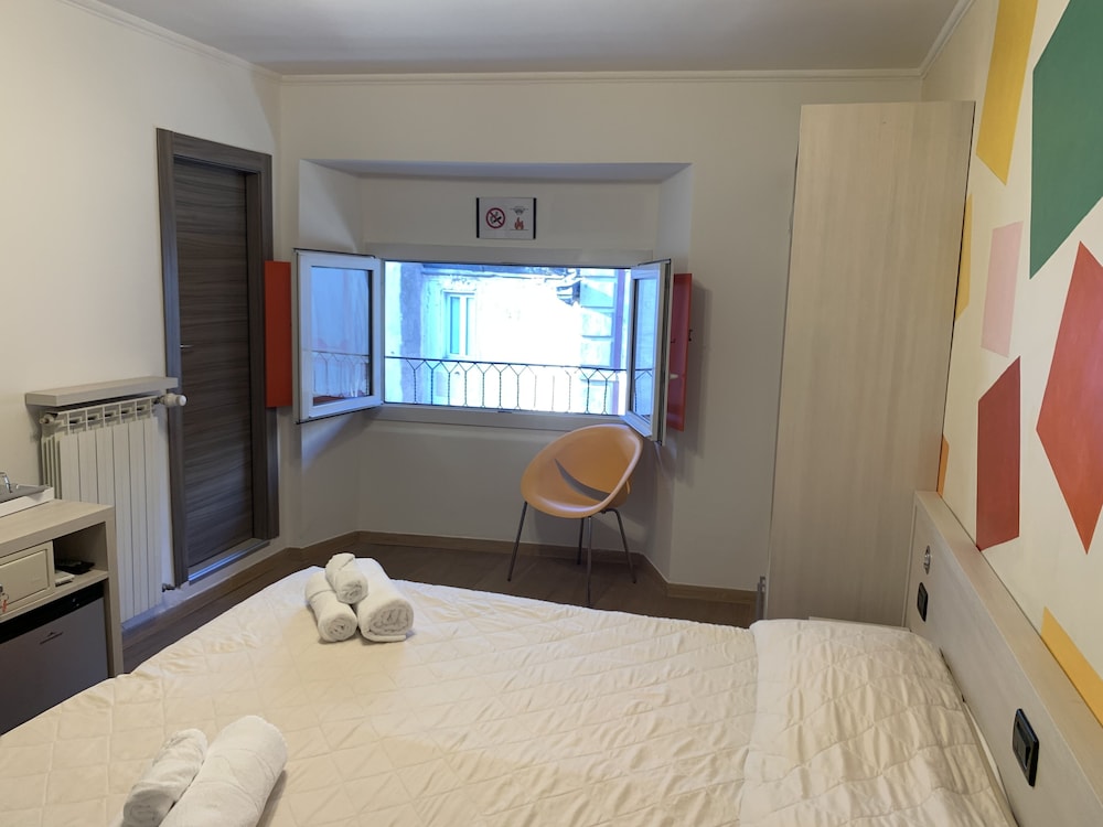 Premium Double or Twin Room - Photo 15