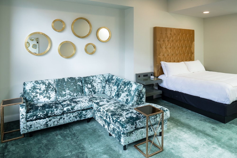 Superior Suite, 1 King Bed, City View (Gorgeous Green King Junior Suite)