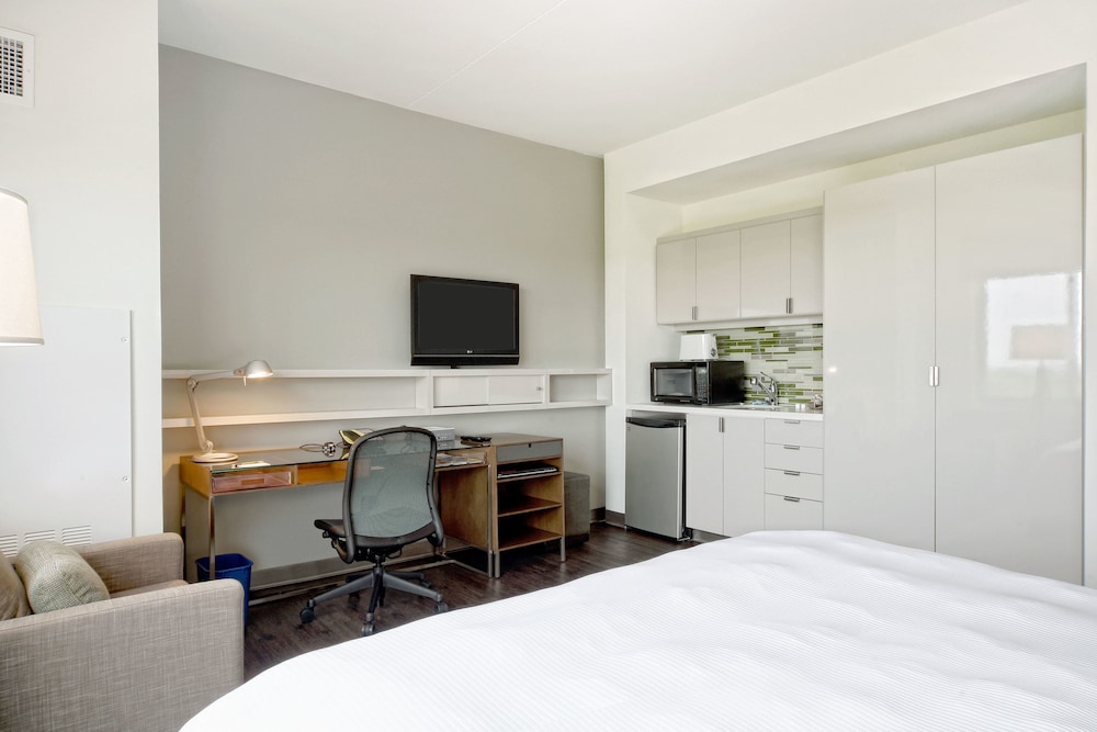 Studio, 1 King Bed, Kitchen - Photo 4