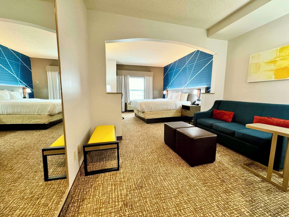 Suite, 1 King Bed with Sofa bed, Non Smoking - Photo 5