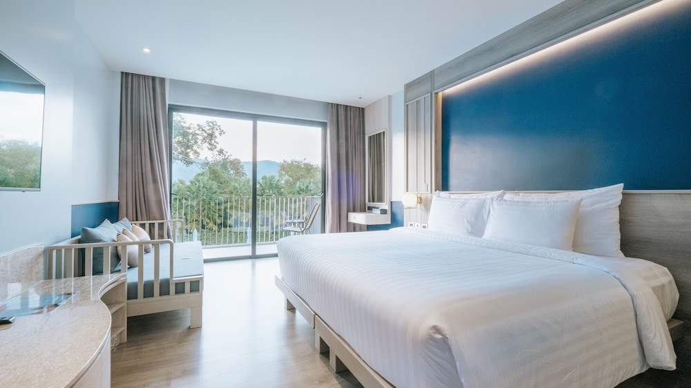Deluxe Pool View Room - Photo 1