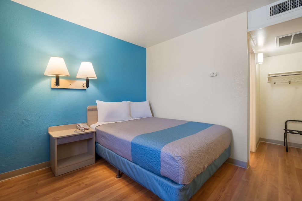 Deluxe Room, 1 Queen Bed, Non Smoking, Refrigerator & Microwave photo 2