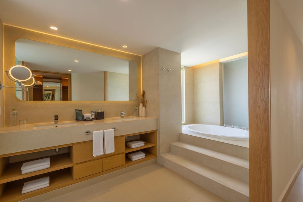 Luxury Sky Chairman Suite Two Bedroom Ocean Front Diamond Club - Photo 3