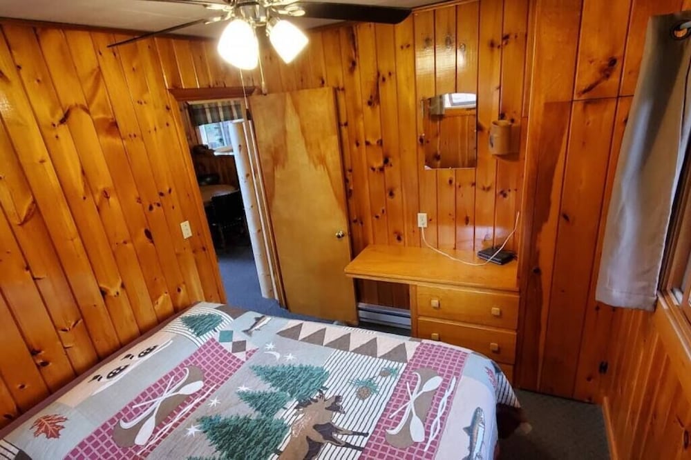 Pelican Cabin-Lakeside 2 Bedroom Pelican Cabin on Kab photo 2