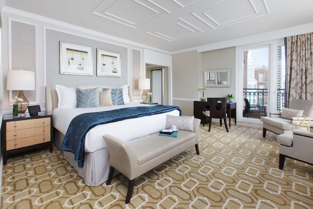 Suite, 1 King Bed (Constitution Suite)