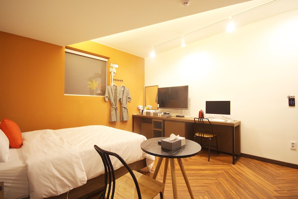Standard Double Room, Non Smoking - Photo 14