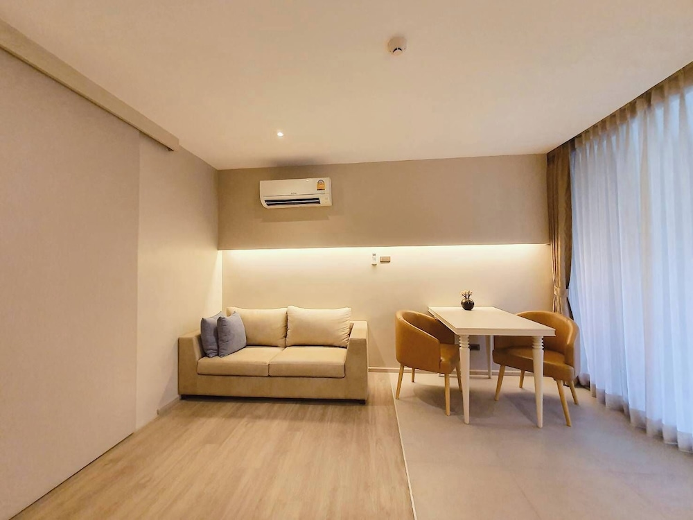 Suite, Pool View - Photo 10