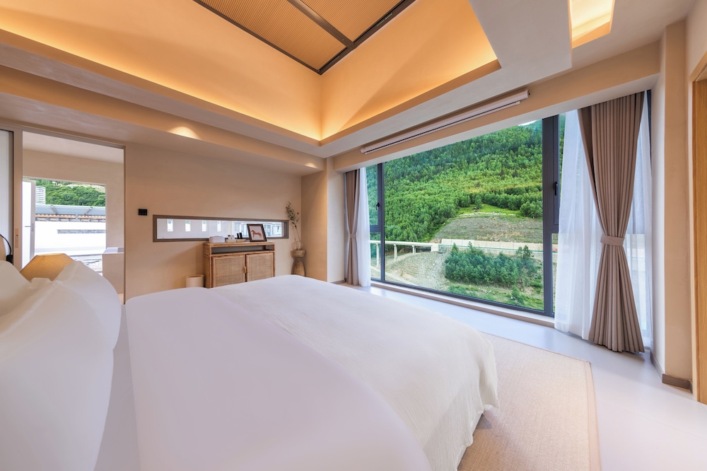 Superior Suite, Mountain View photo 1