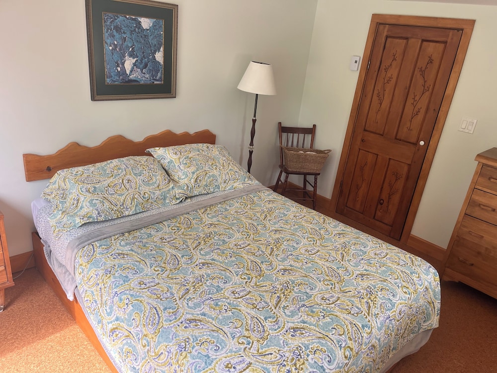Room, 1 Queen Bed, Private Bathroom, Mountain View photo 3