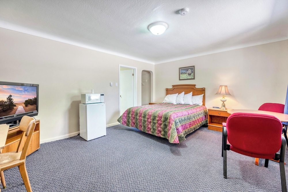 Comfort Room, 1 Queen Bed, Non Smoking, Bathtub photo 2