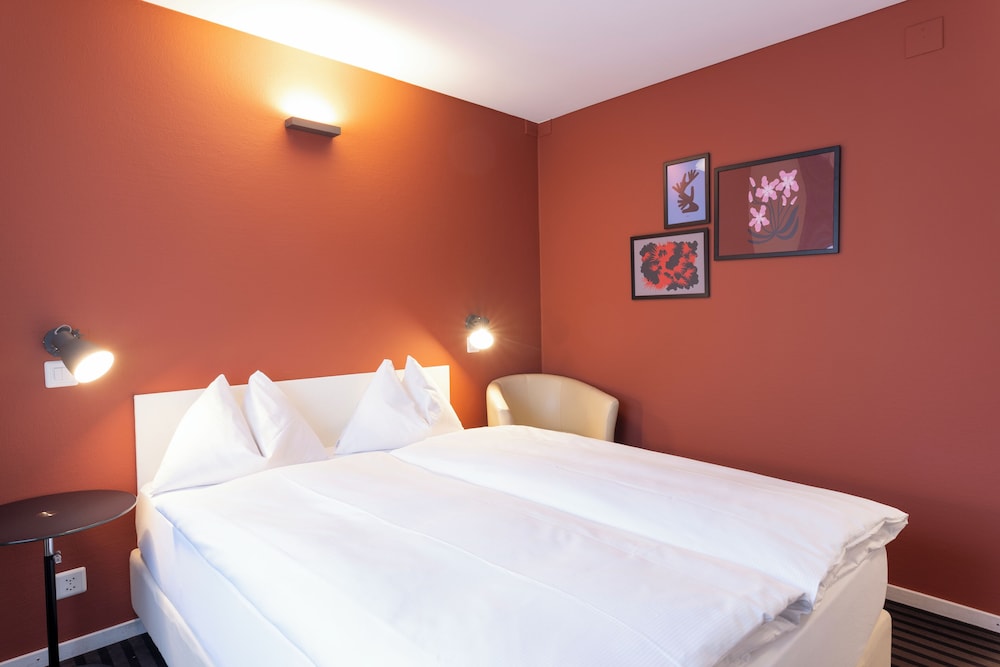 Economy Room, 1 Queen Bed