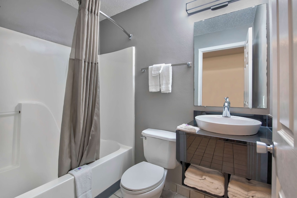 Standard Room, 2 Double Beds, Smoking - Photo 7