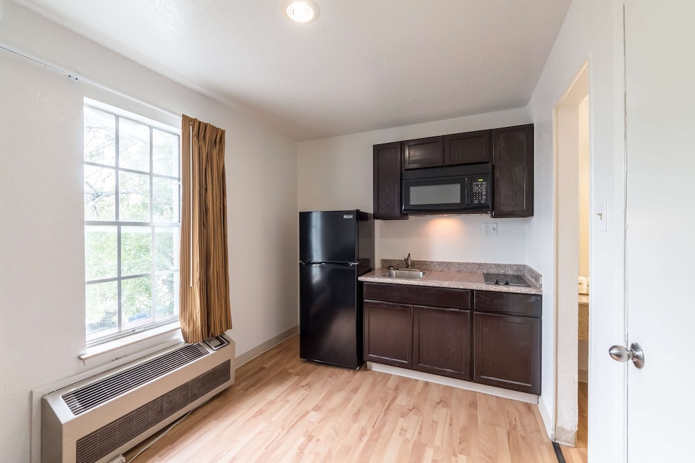 Deluxe Room, 1 King Bed, Non Smoking, Kitchenette - Photo 6
