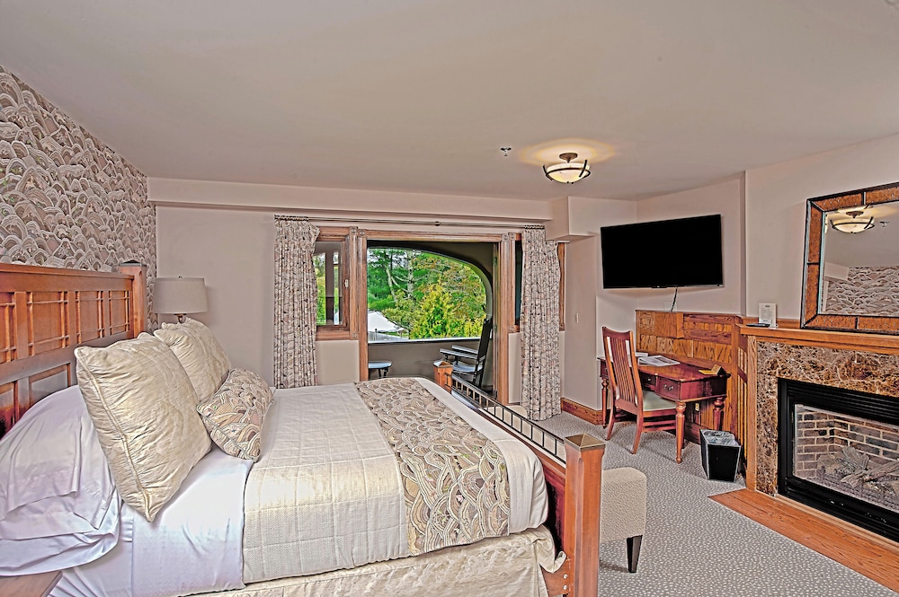 Luxury Room, 1 King Bed, Balcony, Lake View