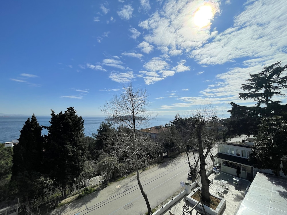 Deniz Manzarali Fransiz Balkonlu Oda - Photo 8