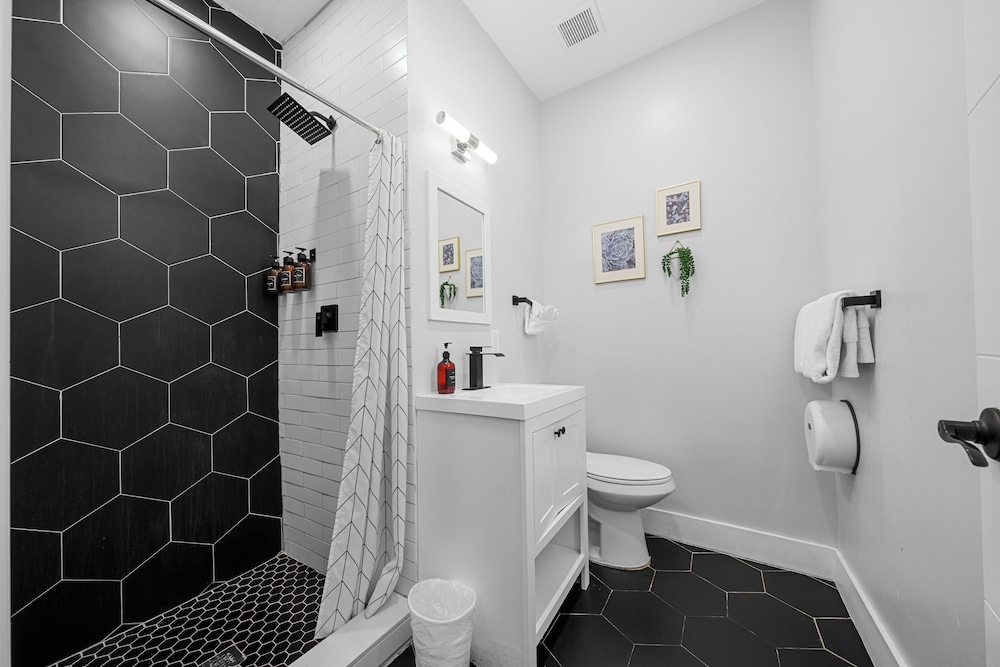 Superior Queen Studio w/ Kitchenette & Futon - Photo 7